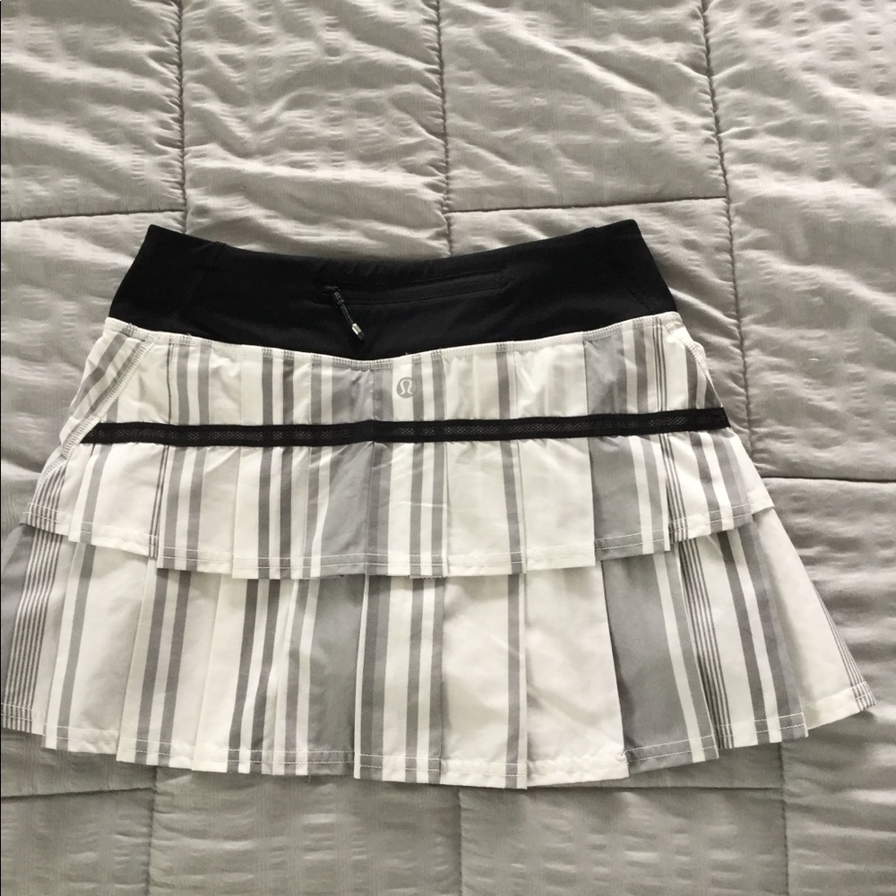 Lululemon tennis skirt (Sz 2)